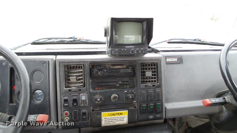 image for item DE4952 1995 Ford CF7000 street sweeper