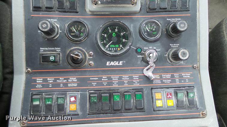 image for item DE4952 1995 Ford CF7000 street sweeper