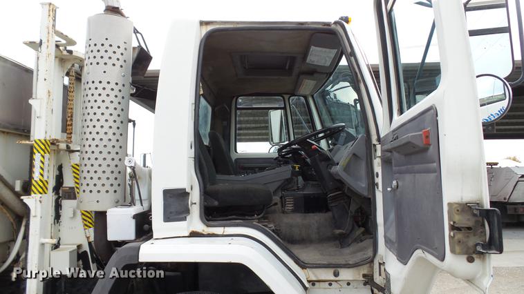 image for item DE4952 1995 Ford CF7000 street sweeper