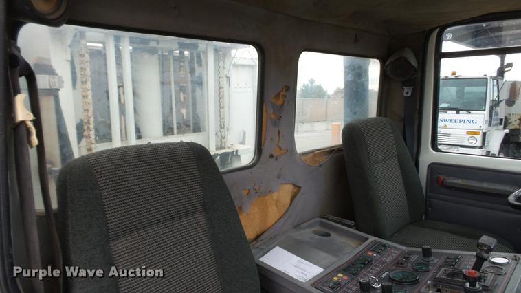 image for item DE4952 1995 Ford CF7000 street sweeper