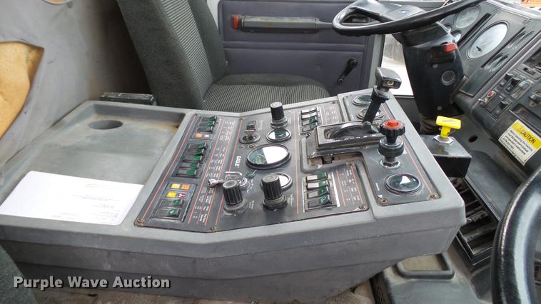 image for item DE4952 1995 Ford CF7000 street sweeper