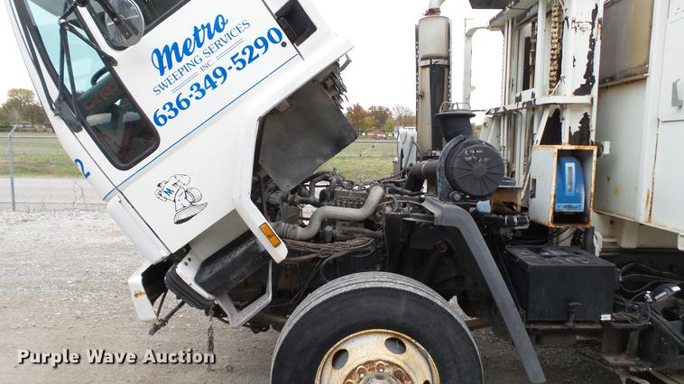 image for item DE4952 1995 Ford CF7000 street sweeper