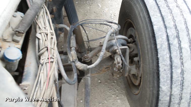 image for item DE4952 1995 Ford CF7000 street sweeper