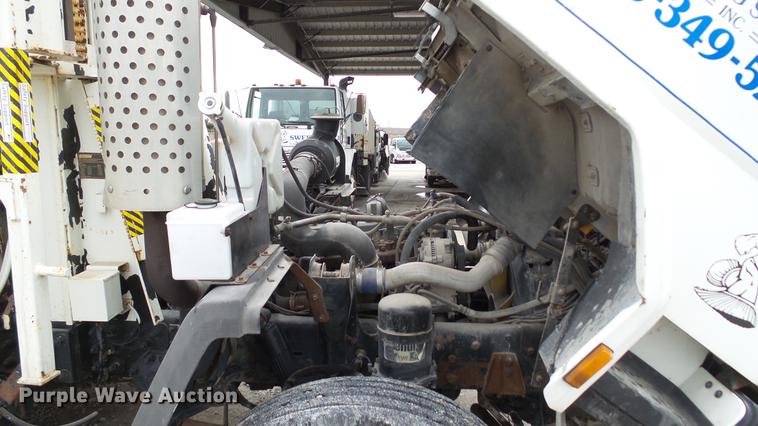image for item DE4952 1995 Ford CF7000 street sweeper