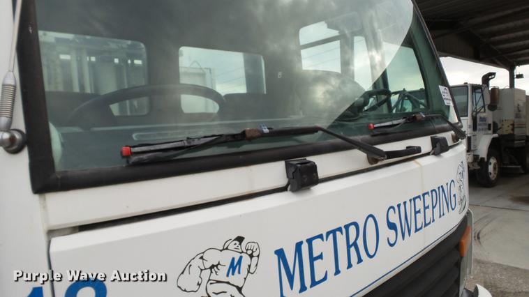 image for item DE4952 1995 Ford CF7000 street sweeper