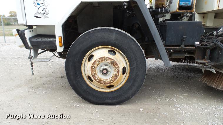 image for item DE4952 1995 Ford CF7000 street sweeper