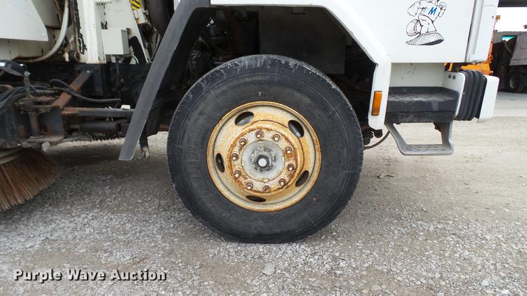 image for item DE4952 1995 Ford CF7000 street sweeper