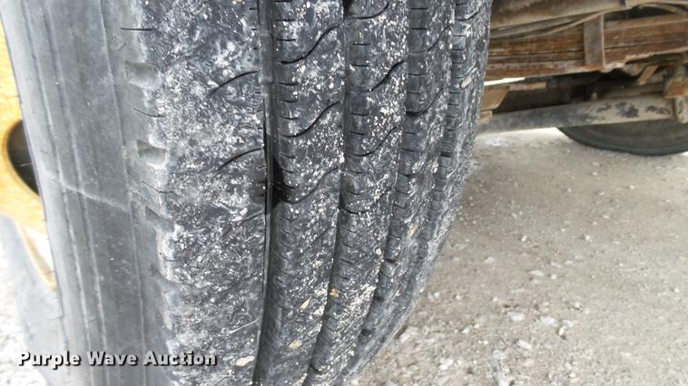 image for item DE4952 1995 Ford CF7000 street sweeper