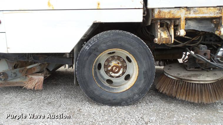 image for item DE4952 1995 Ford CF7000 street sweeper