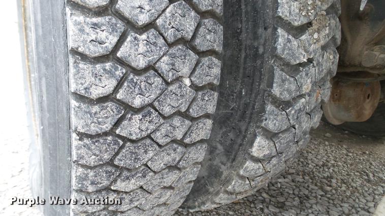 image for item DE4952 1995 Ford CF7000 street sweeper