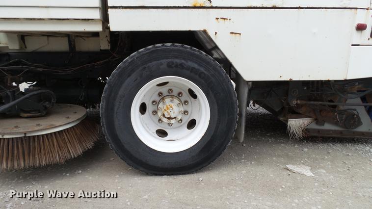 image for item DE4952 1995 Ford CF7000 street sweeper