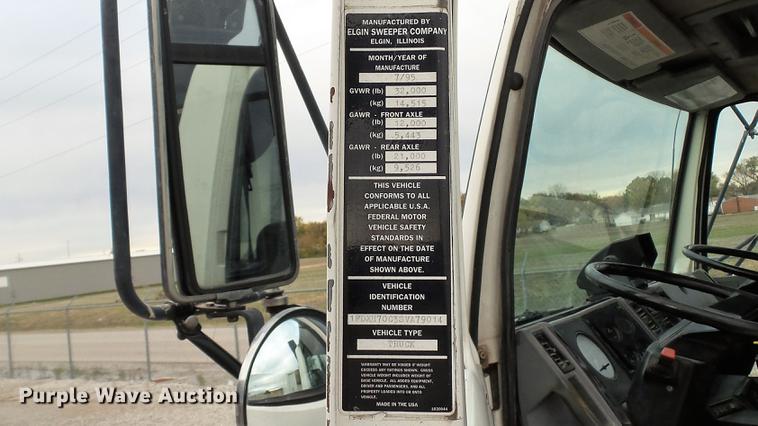 image for item DE4952 1995 Ford CF7000 street sweeper
