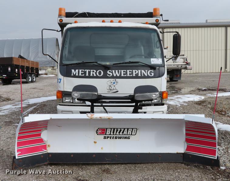 image for item DE4953 2004 Isuzu NPC7SC dump truck