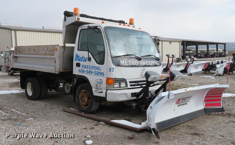 image for item DE4953 2004 Isuzu NPC7SC dump truck