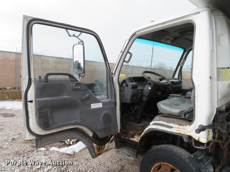 image for item DE4953 2004 Isuzu NPC7SC dump truck