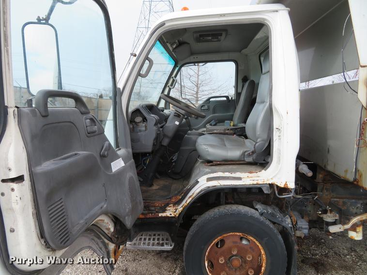 image for item DE4953 2004 Isuzu NPC7SC dump truck