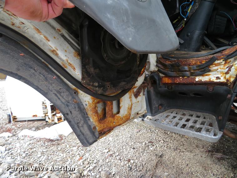 image for item DE4953 2004 Isuzu NPC7SC dump truck