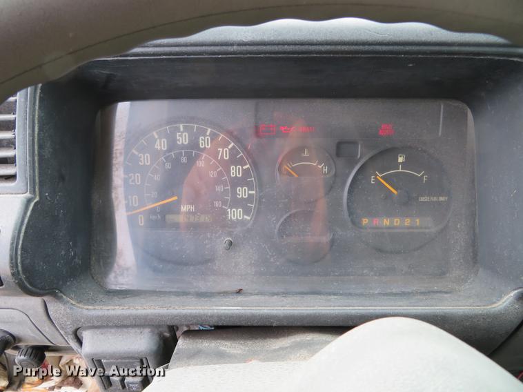 image for item DE4953 2004 Isuzu NPC7SC dump truck