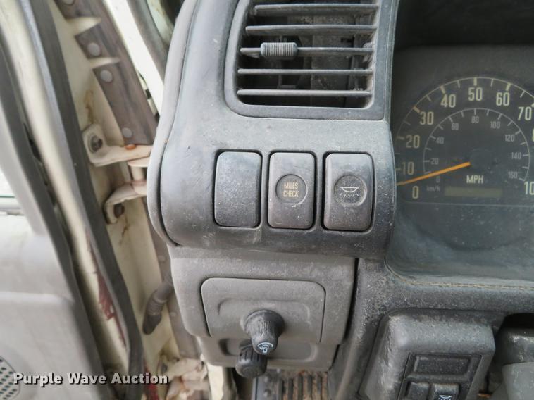 image for item DE4953 2004 Isuzu NPC7SC dump truck