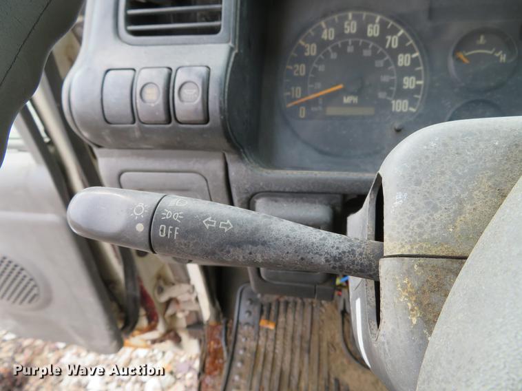 image for item DE4953 2004 Isuzu NPC7SC dump truck