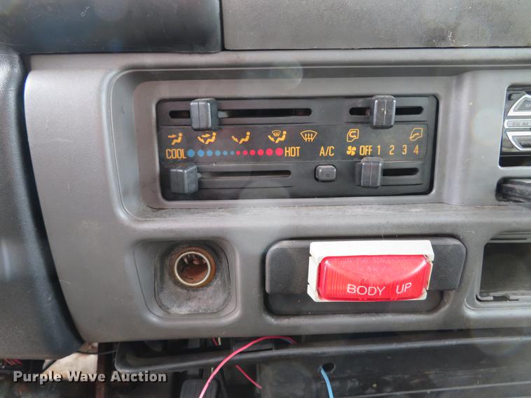 image for item DE4953 2004 Isuzu NPC7SC dump truck