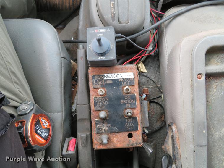 image for item DE4953 2004 Isuzu NPC7SC dump truck