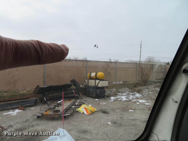 image for item DE4953 2004 Isuzu NPC7SC dump truck