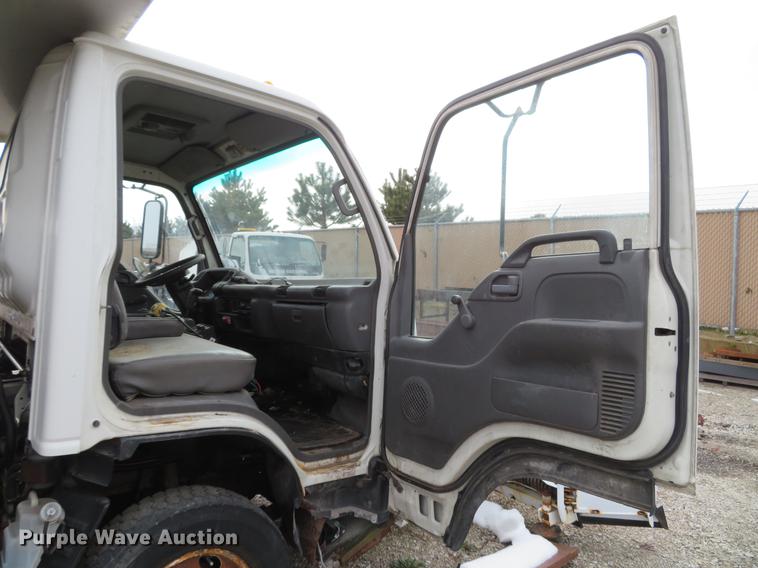 image for item DE4953 2004 Isuzu NPC7SC dump truck