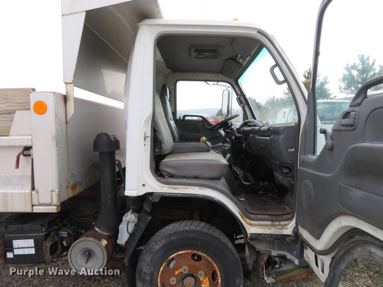 image for item DE4953 2004 Isuzu NPC7SC dump truck