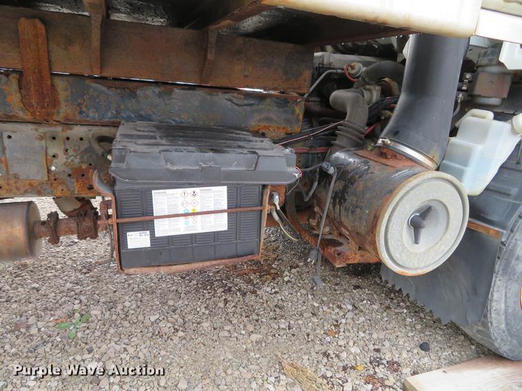 image for item DE4953 2004 Isuzu NPC7SC dump truck