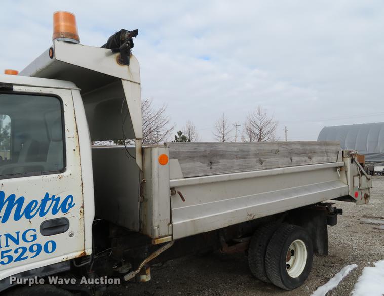 image for item DE4953 2004 Isuzu NPC7SC dump truck