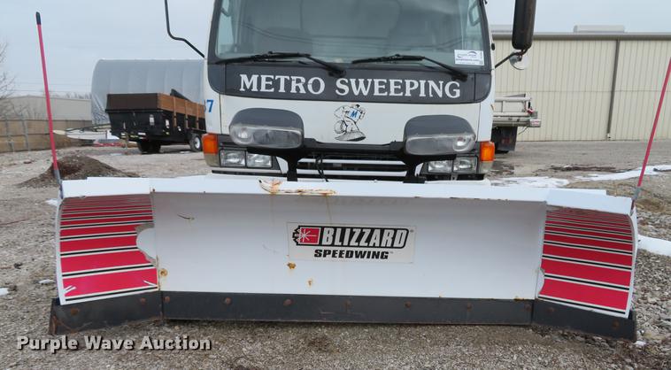 image for item DE4953 2004 Isuzu NPC7SC dump truck