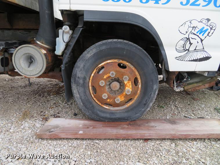 image for item DE4953 2004 Isuzu NPC7SC dump truck