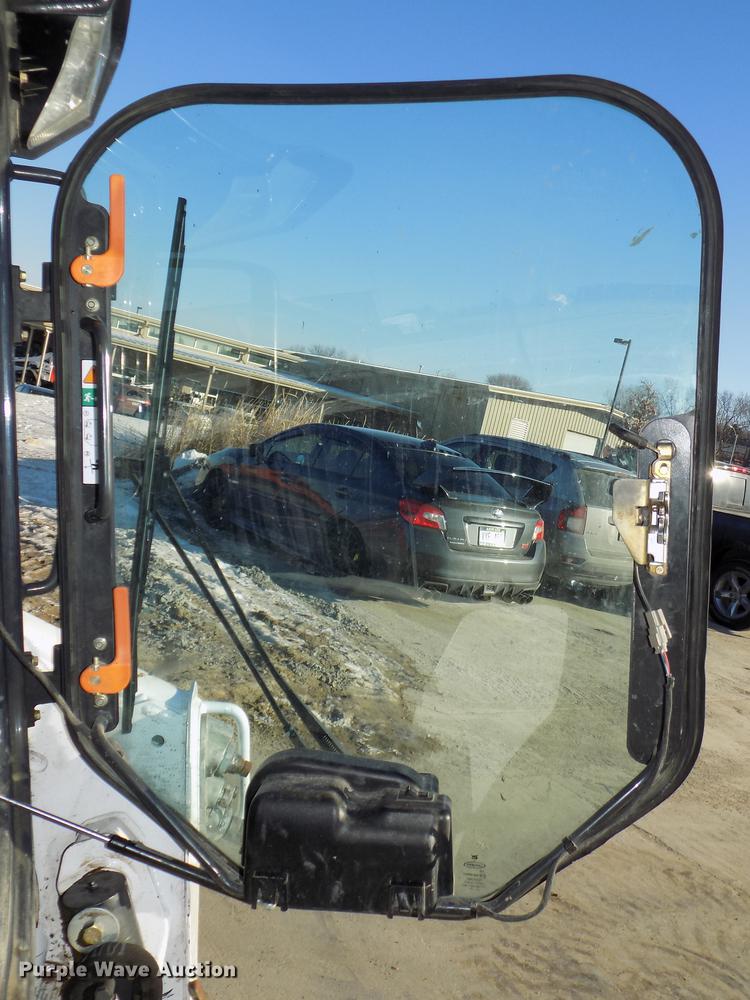 image for item DE7576 2016 Bobcat T590 skid steer