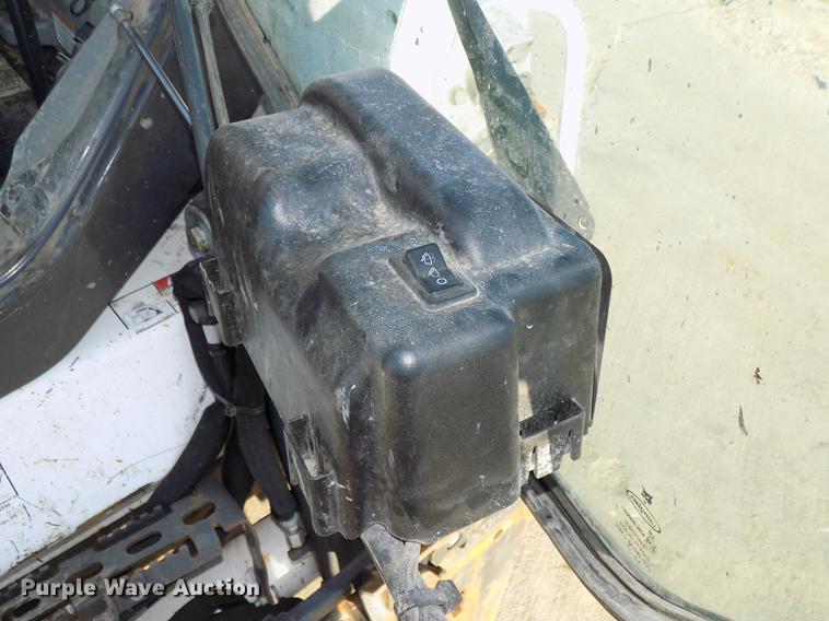 image for item DE7576 2016 Bobcat T590 skid steer