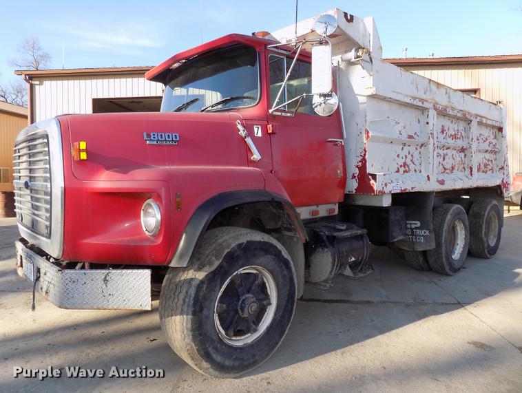 image for item DE7591 1988 Ford LT8000 dump truck