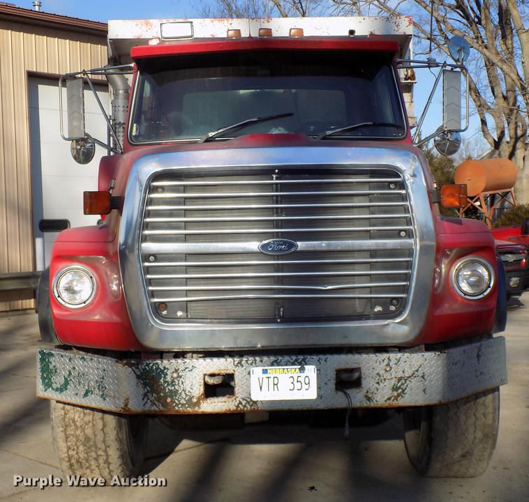 image for item DE7591 1988 Ford LT8000 dump truck