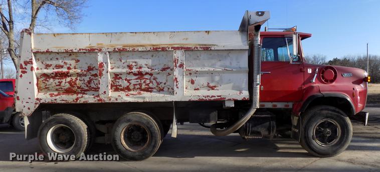 image for item DE7591 1988 Ford LT8000 dump truck