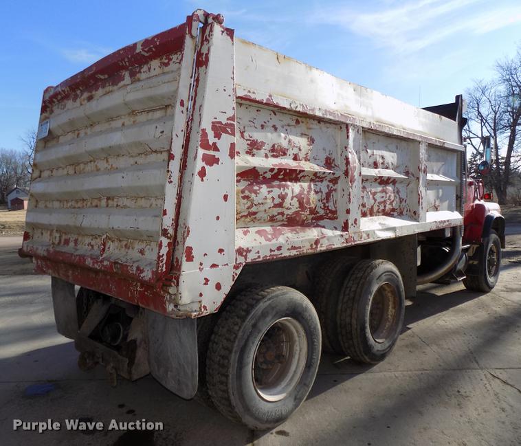 image for item DE7591 1988 Ford LT8000 dump truck