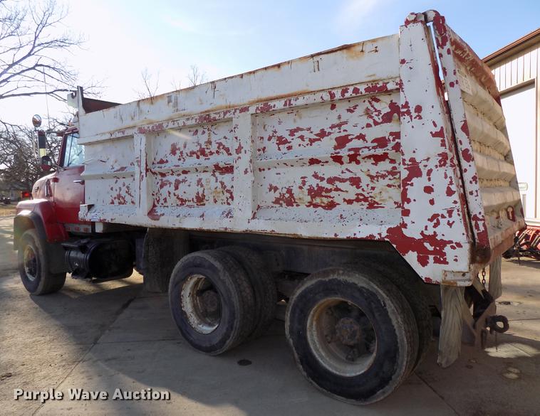 image for item DE7591 1988 Ford LT8000 dump truck