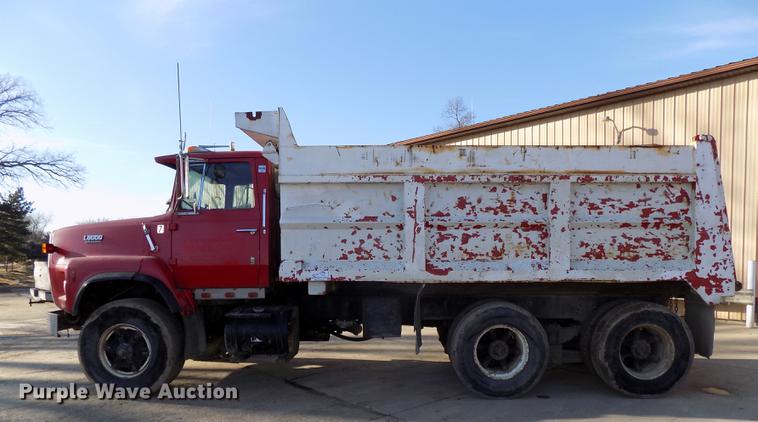 image for item DE7591 1988 Ford LT8000 dump truck