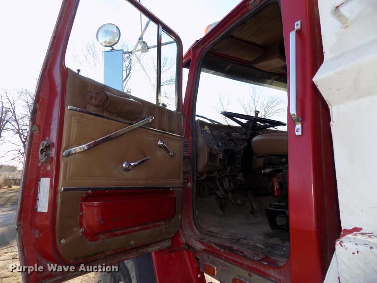 image for item DE7591 1988 Ford LT8000 dump truck