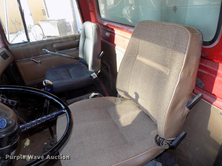 image for item DE7591 1988 Ford LT8000 dump truck