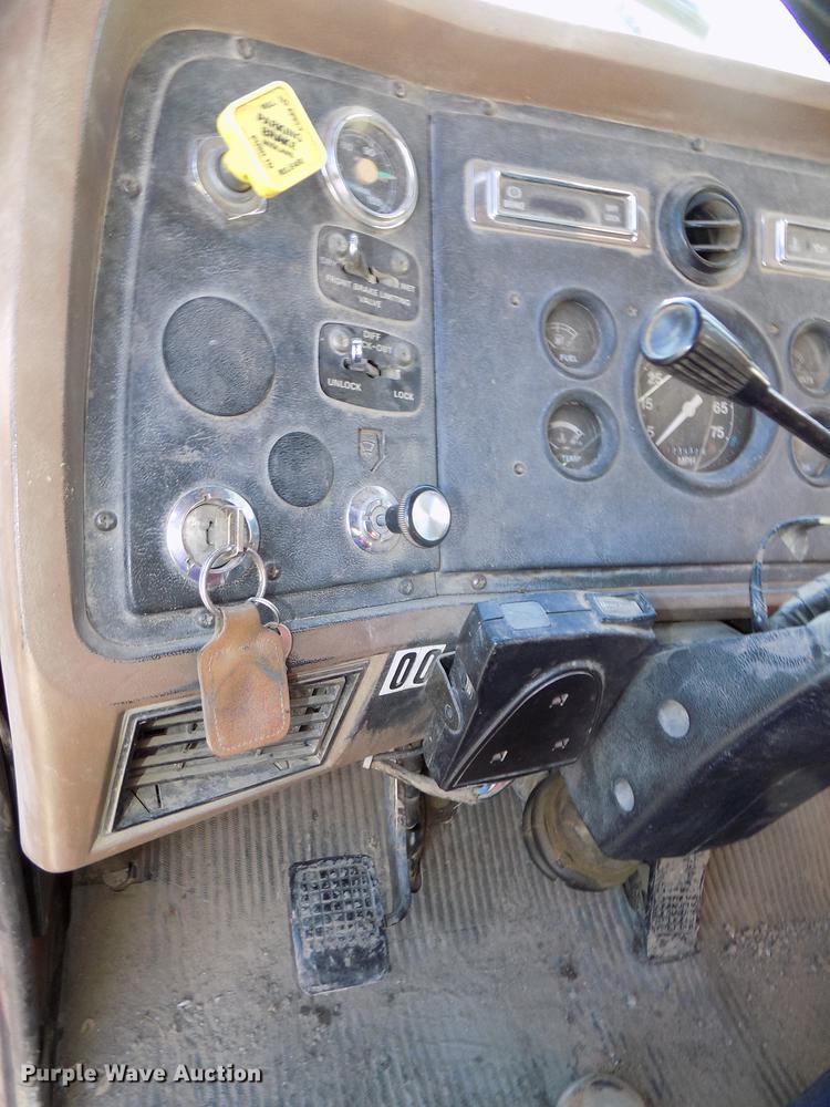 image for item DE7591 1988 Ford LT8000 dump truck