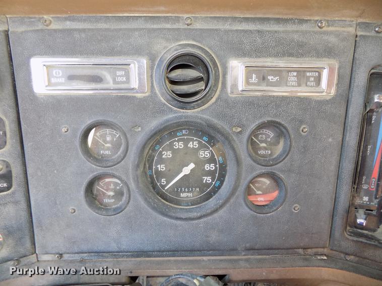 image for item DE7591 1988 Ford LT8000 dump truck