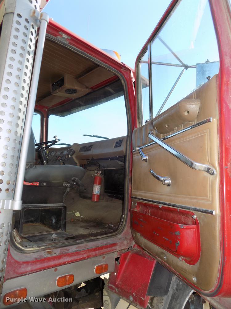 image for item DE7591 1988 Ford LT8000 dump truck