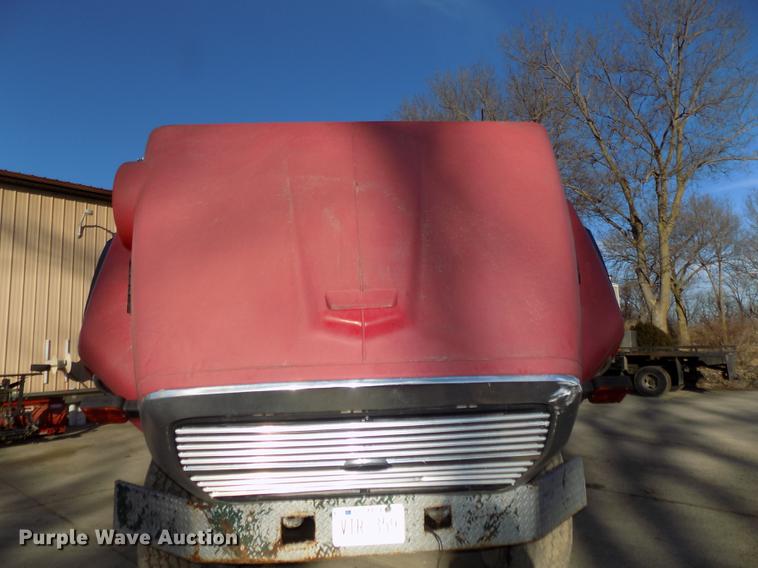 image for item DE7591 1988 Ford LT8000 dump truck