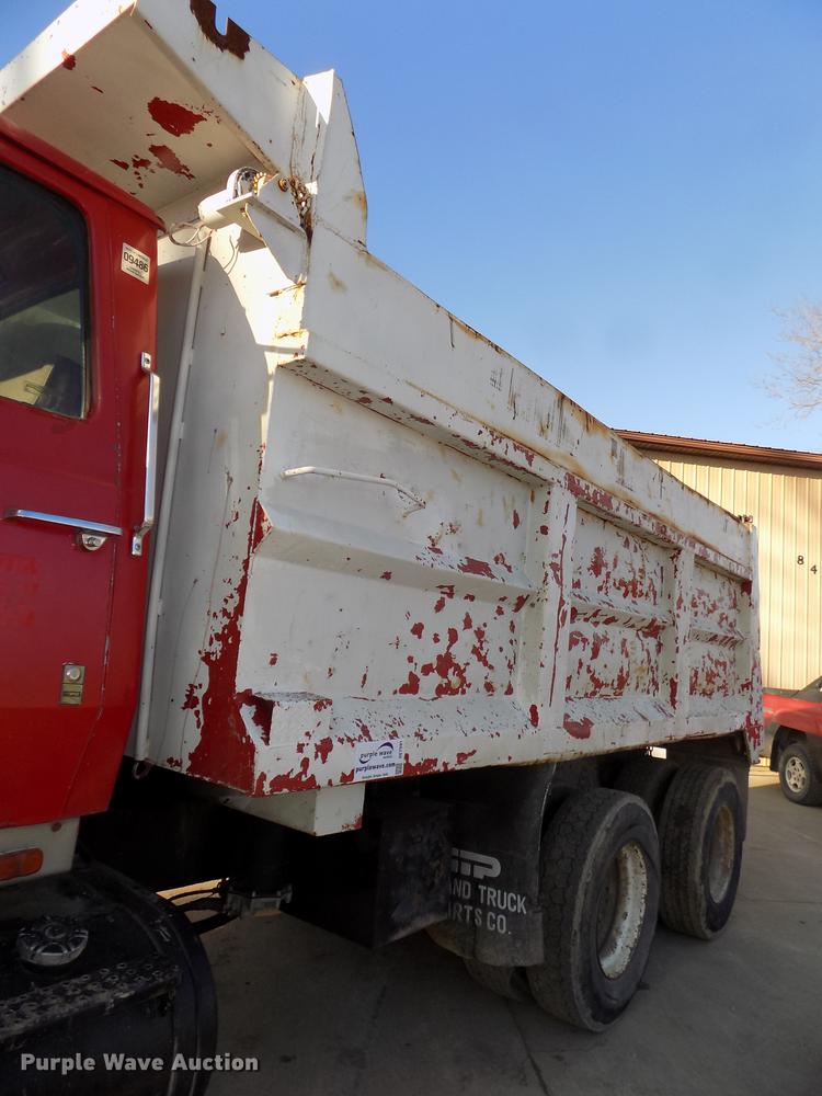 image for item DE7591 1988 Ford LT8000 dump truck