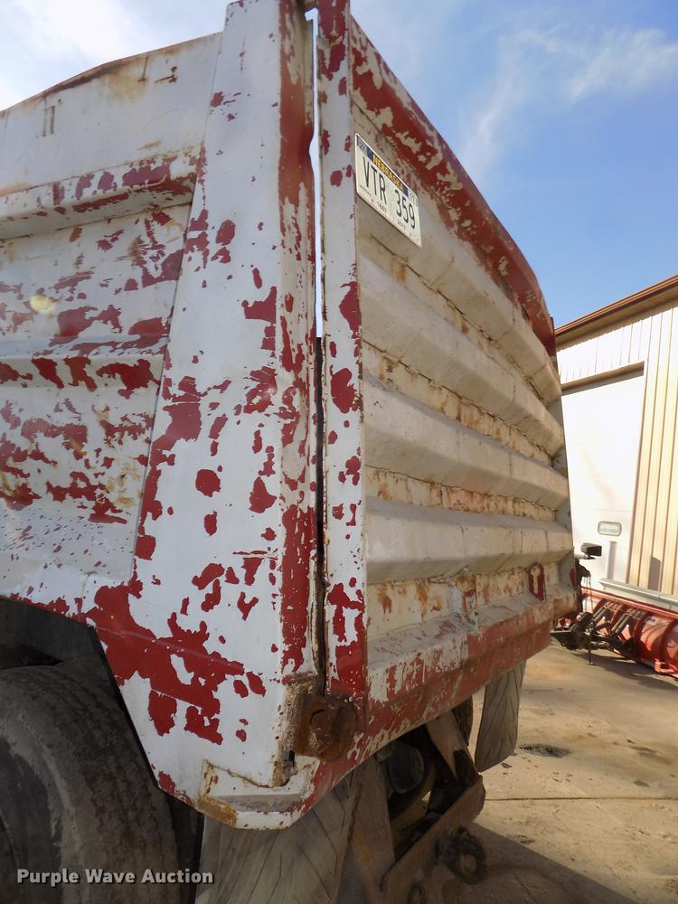 image for item DE7591 1988 Ford LT8000 dump truck