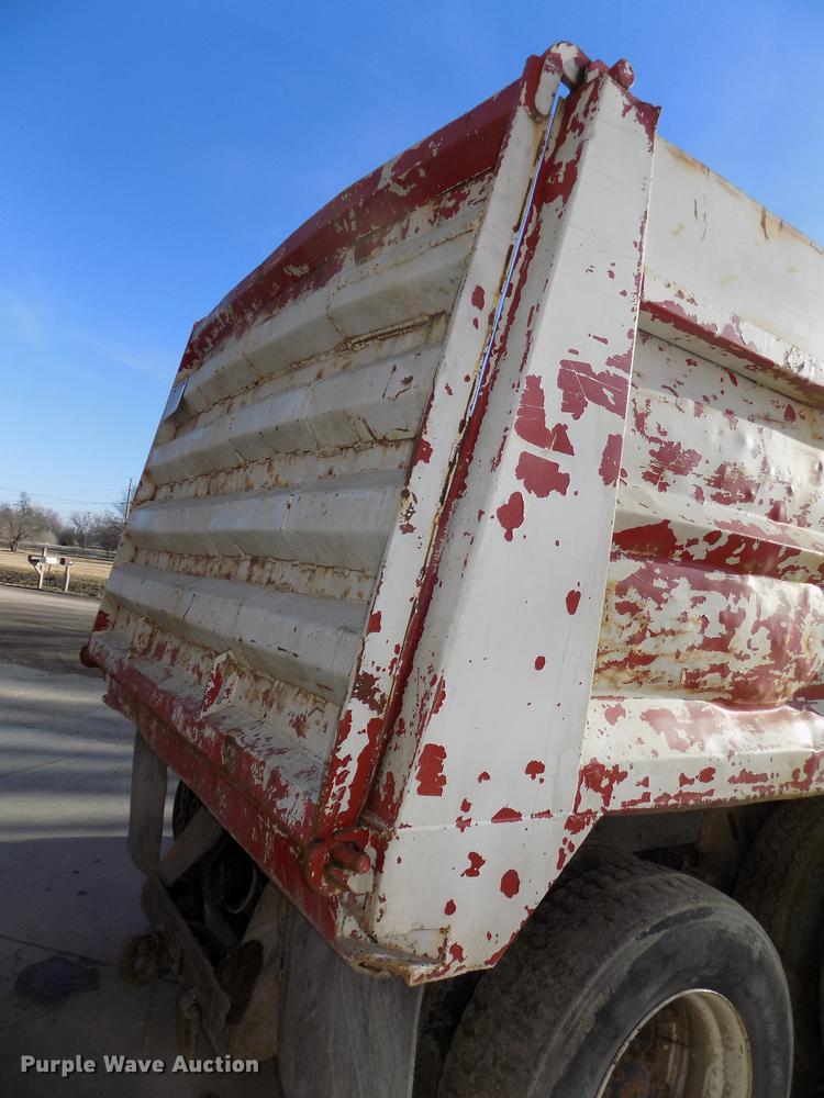 image for item DE7591 1988 Ford LT8000 dump truck